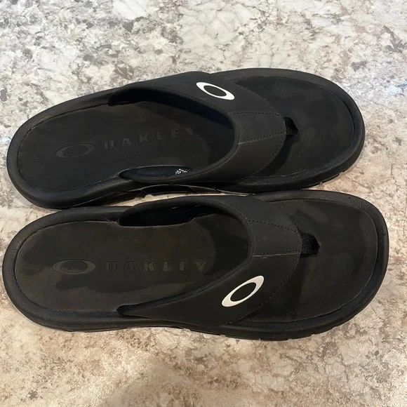 Oakley Super Coil Sandal black with white Size 8, 10, 11 (2  Men